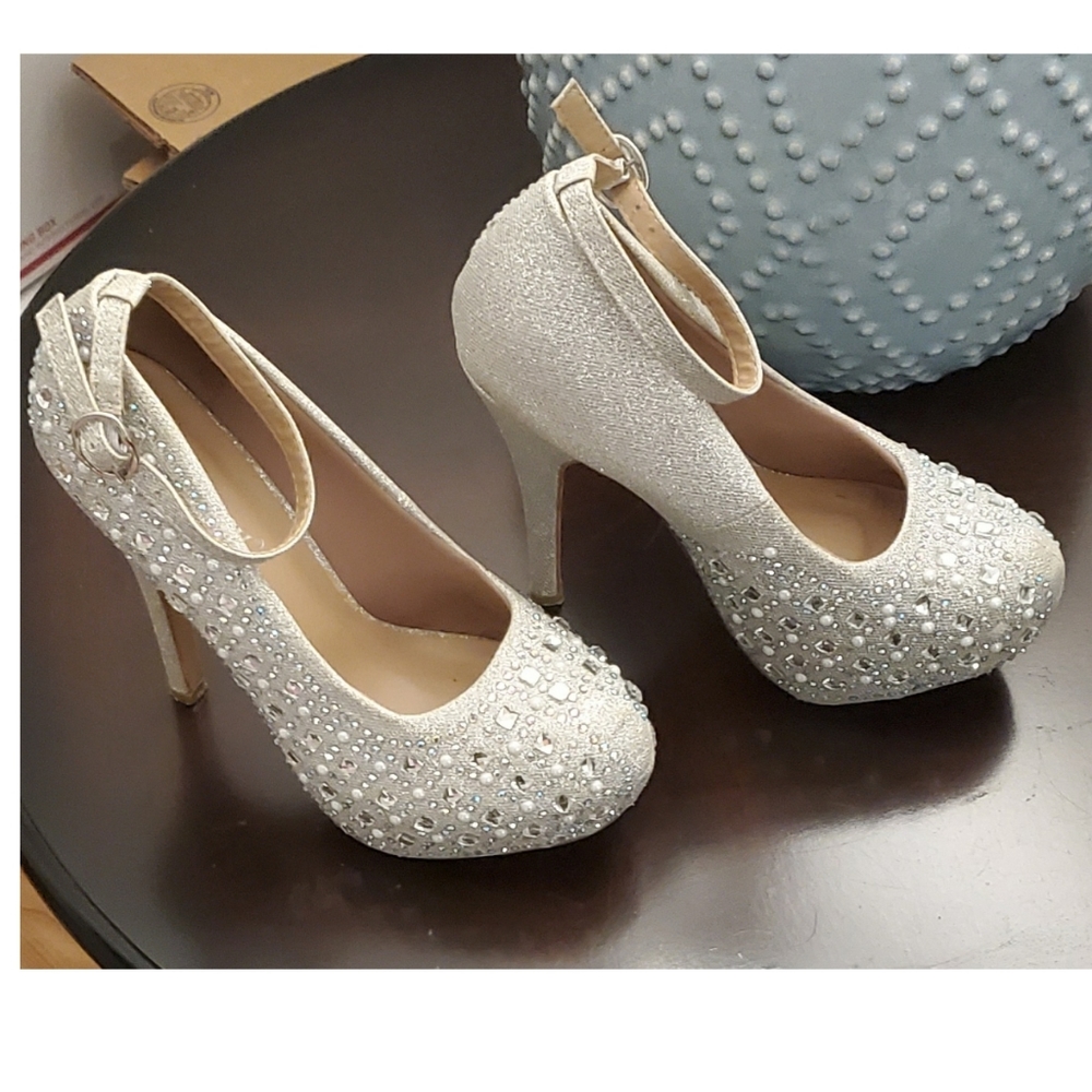 Delicacy Embellished Stilletoes - Picture 2 of 8